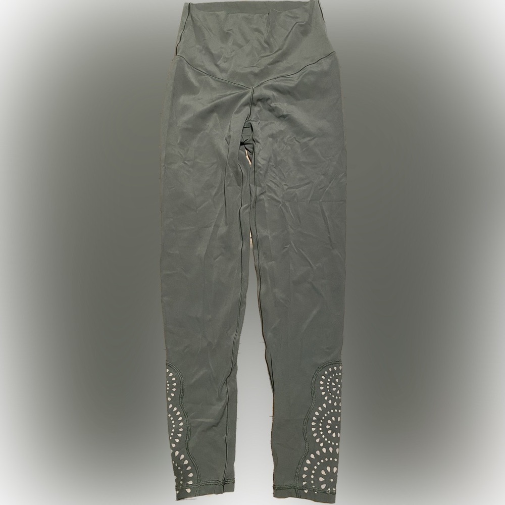 AERIE women’s small army green stretchy leggings. Great condition